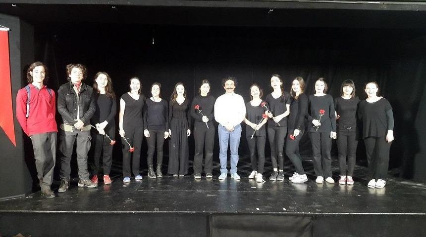 İzmek&rsquo;in Tiyatro Kursiyerleri B&uuml;y&uuml;k Alkış Topladı