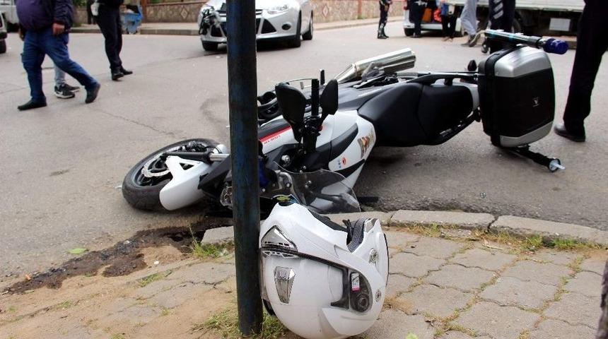 Motosikletli Polis Kazada Yaralandı