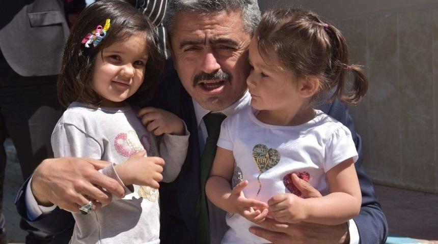 &Ouml;zel &Ccedil;ocuklar Başkan Amcalarına Teşekk&uuml;r Etti