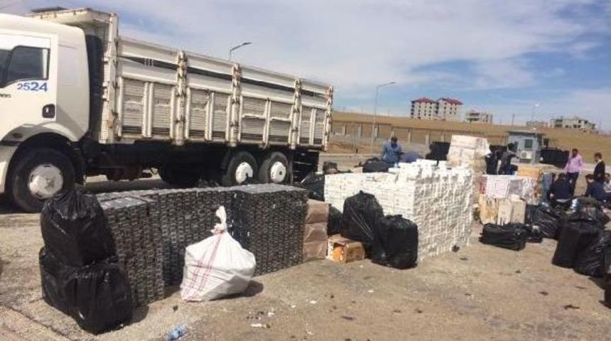 Arpa Y&uuml;kl&uuml; Kamyondan 166 Bin Paket Ka&ccedil;ak Sigara &Ccedil;ıktı