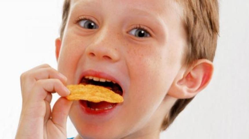 1 Yıl Cips Yiyen &Ccedil;ocuk 9 Kilo Yağ Alıyor