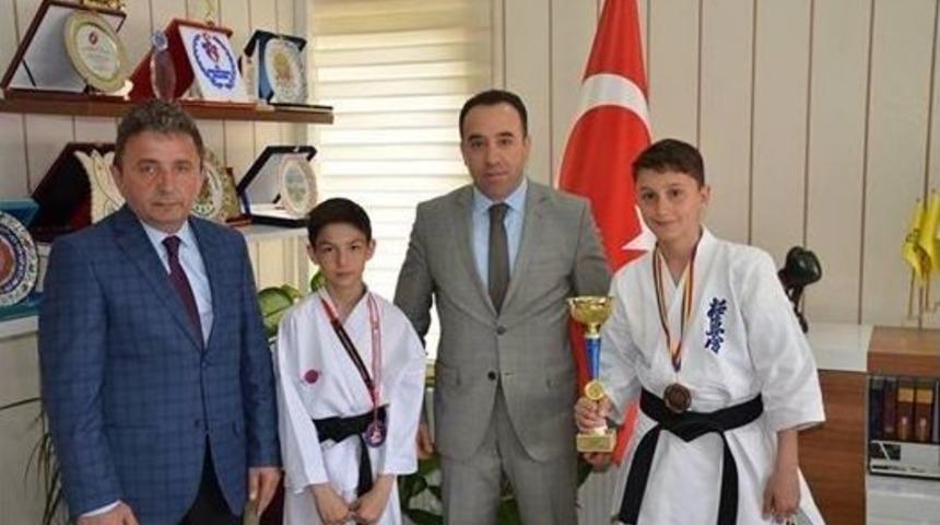 İl M&uuml;d&uuml;r&uuml; Yıldız, Başarılı Karatecileri &Ouml;d&uuml;llendirdi