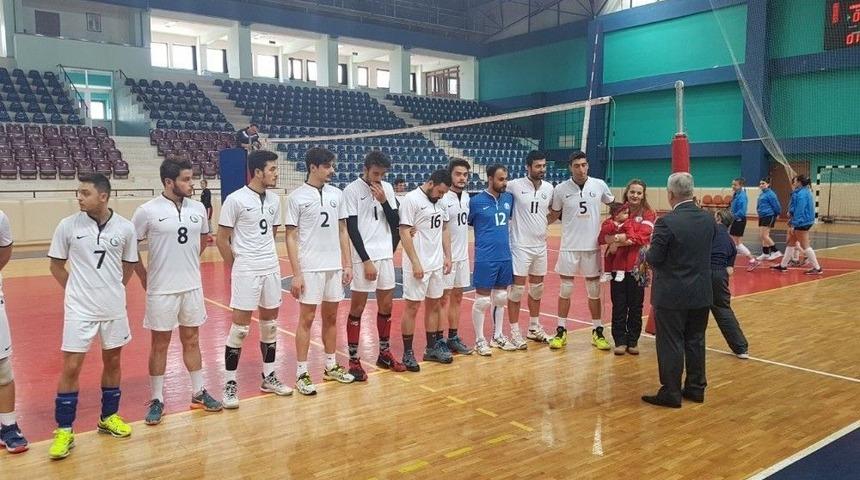 D&uuml;zce &Uuml;niversitesi Erkek Voleybol Takımı 1. Lig Şampiyonu Oldu