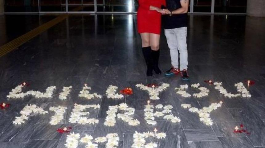 Havalimanında S&uuml;rpriz Evlilik Teklifi