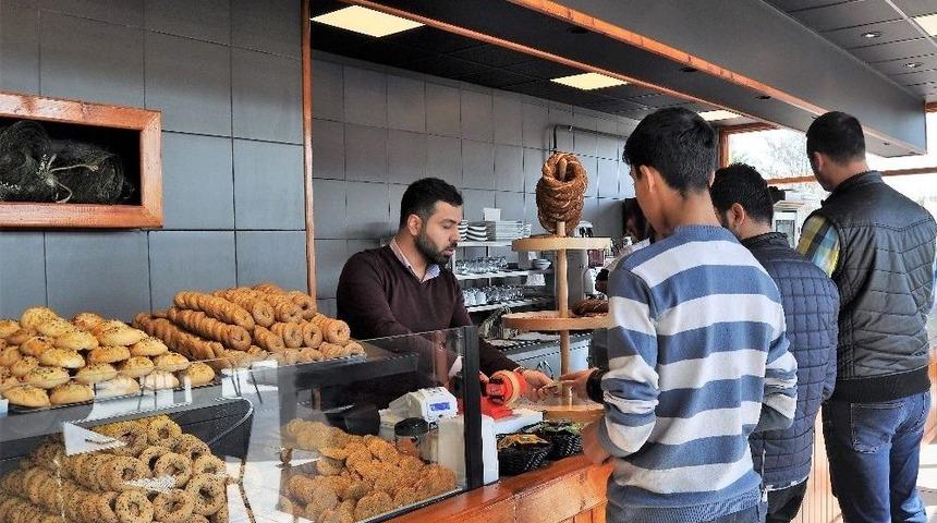 &ldquo;aşina Simit Sarayı&rdquo; Hizmete Girdi