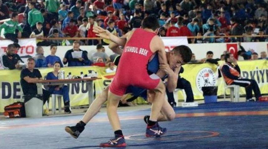 13-15 Yaş Grekoromen T&uuml;rkiye G&uuml;reş Şampiyonası Başladı