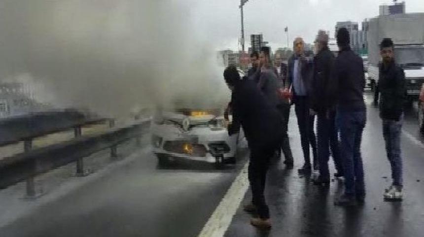 Tem'deki Otomobil Yangınını Vatandaşlar S&ouml;nd&uuml;rd&uuml;