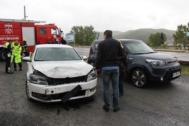 Kocaeli’de Trafik Kazası: 2 Yaralı