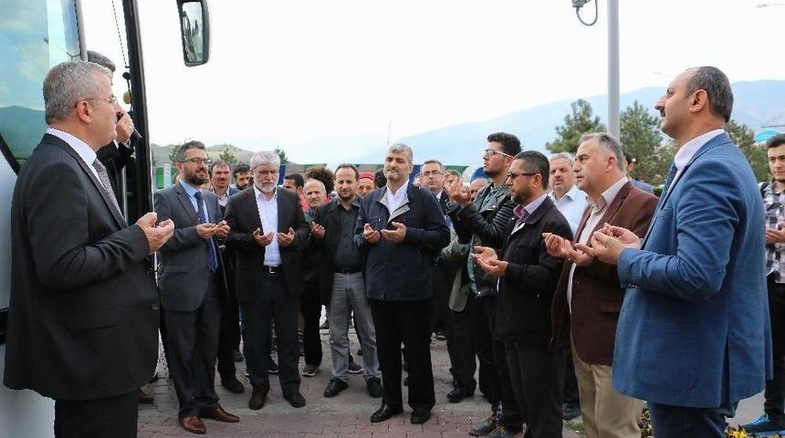 Karab&uuml;k &Uuml;niversitesi &Ouml;ğrencileri Dualarla Umre&rsquo;ye Uğurlandı