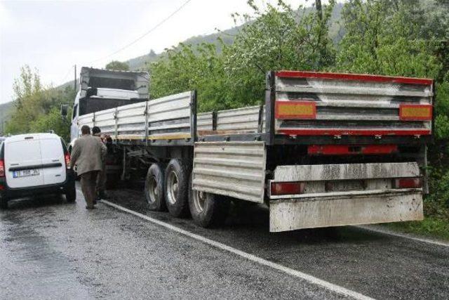 Orhangazi’De Pikapla Tır Çarpıştı: 2 Ölü, 4 Yaralı