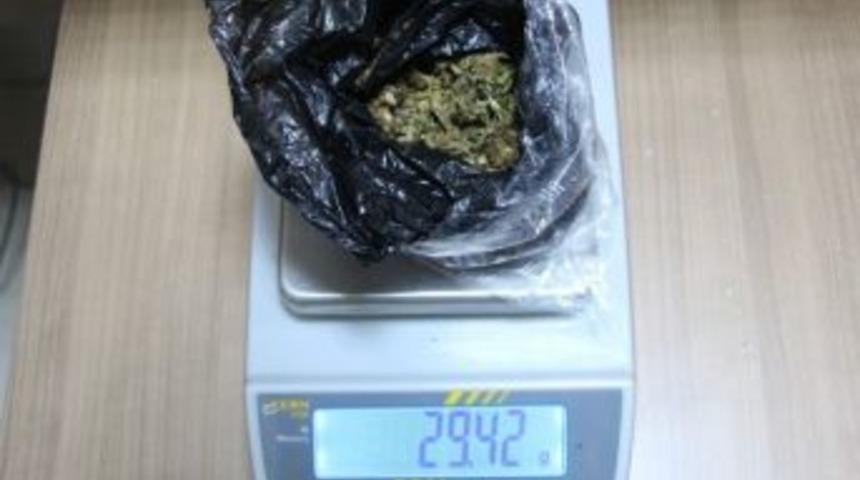 Ara&ccedil; İ&ccedil;erisinde Kubar Esrar Ele Ge&ccedil;irildi