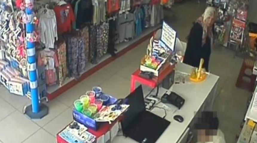 Elektronik Kelep&ccedil;eli Kadın &Ccedil;ocuğuna Hırsızlık Yaptırdı