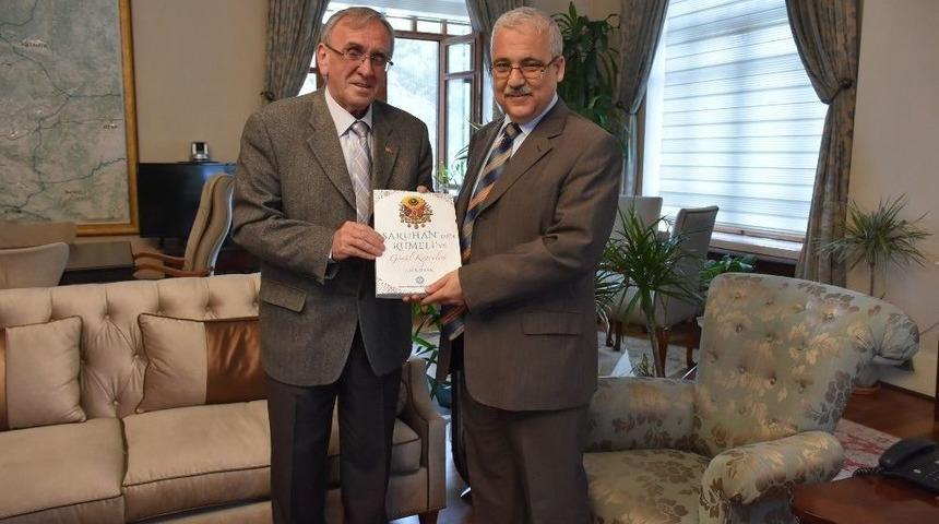 Araştırmacı Yazar Şiyak, Vali G&uuml;ven&ccedil;er&rsquo;e Kitabını Hediye Etti