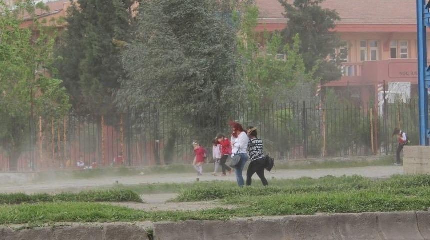 Silopi&rsquo;de Fırtına &Ouml;ğrencilere Zor Anlar Yaşattı