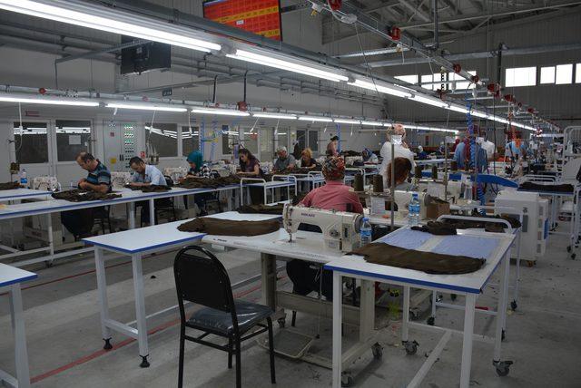 Sinop'ta açtıkları fabrika için kapı kapı dolaşıp, işçi arıyorlar