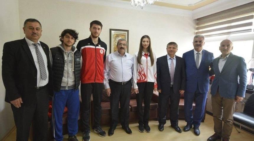 Şampiyon Sporcular &Ouml;d&uuml;llendirildi