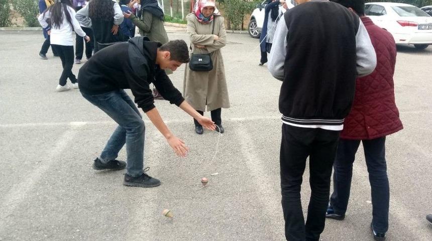 &Ouml;ğrenciler Y&ouml;resel Sokak Oyunlarını &Ouml;ğreniyor