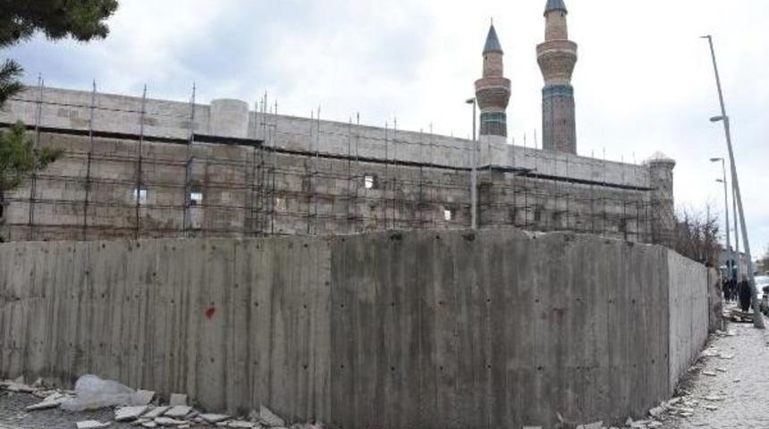 Tarihi G&ouml;kmedrese'nin Ihata Duvarları Yıkılıyor