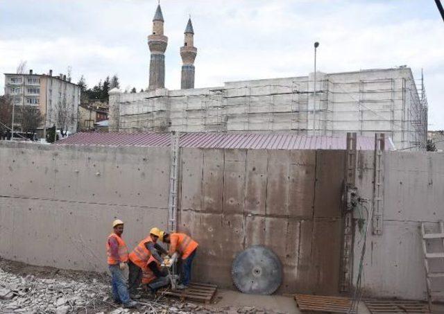 Tarihi Gökmedrese'nin Ihata Duvarları Yıkılıyor