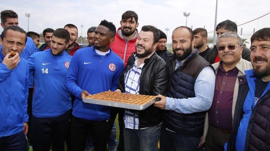 Başpehlivanlardan Antalyaspor&rsquo;a Baklava Dopingi