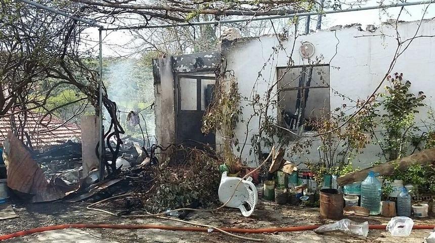 Evi Yanan Ailenin Yardımına B&uuml;y&uuml;kşehir Koştu