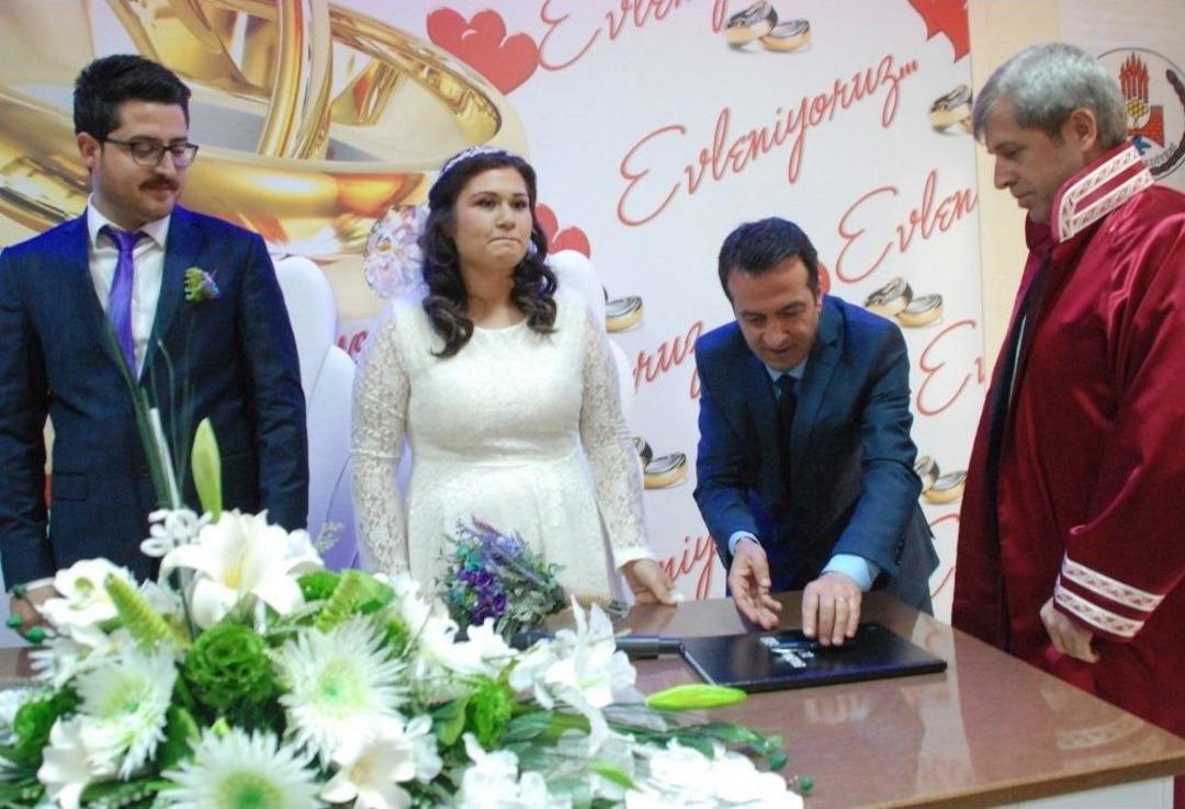 Kayyum &Ccedil;ınar, İlk Nikahı Kıydı