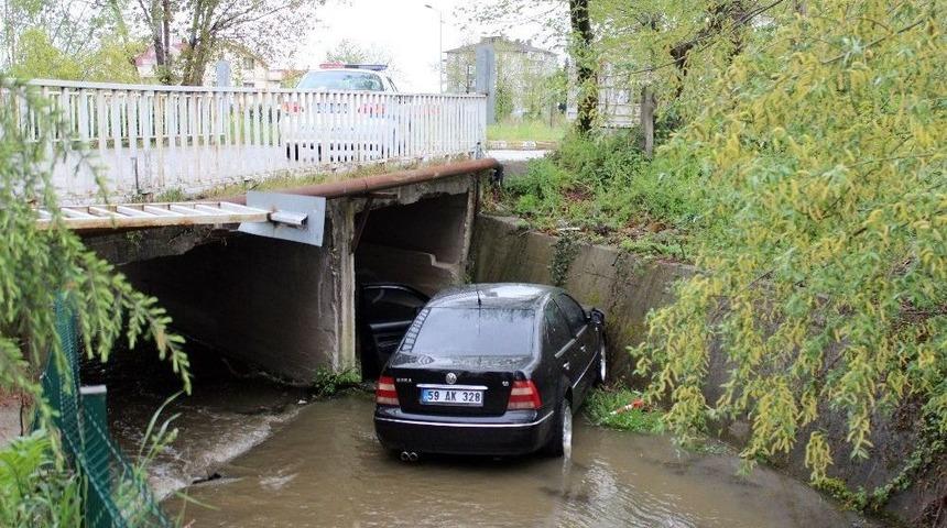 Dereye U&ccedil;an Otomobilin S&uuml;r&uuml;c&uuml;s&uuml; Yara Almadan Kurtuldu
