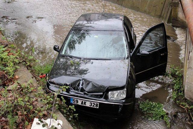 Dereye Uçan Otomobilin Sürücüsü Yara Almadan Kurtuldu