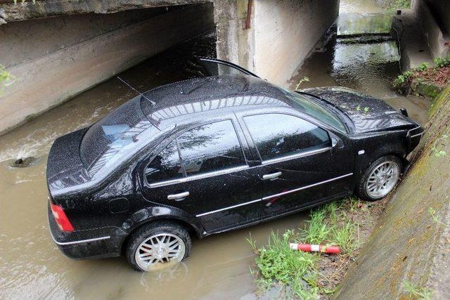 Dereye Uçan Otomobilin Sürücüsü Yara Almadan Kurtuldu