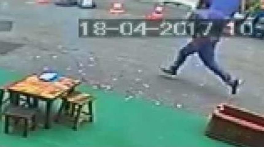 Patronunu &Ouml;ld&uuml;ren Zanlı Ka&ccedil;arken Kameralara Yakalandı