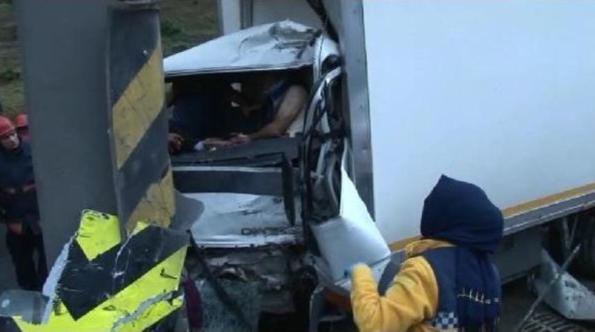 Tem'de Kamyonet Direğe &Ccedil;arptı; Trafik Fel&ccedil; Oldu