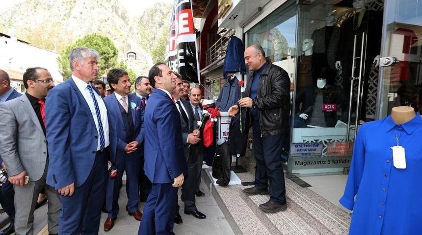 Yöneticilerden Esnaflara Turizm Haftası Çiçeği