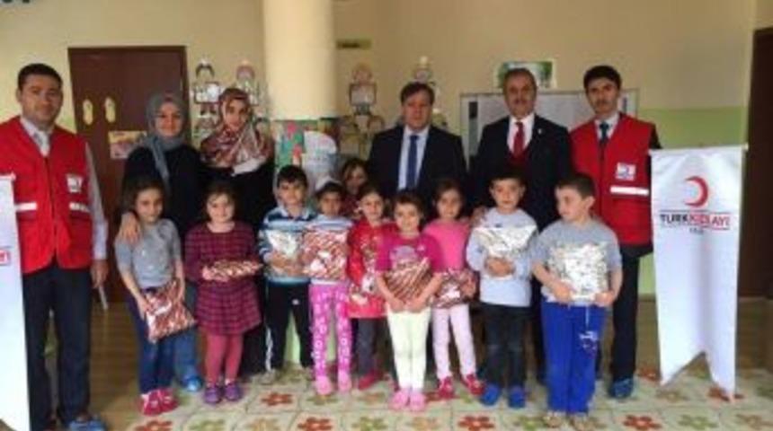 Şaphane’de 480 Öğrenciye Hediye