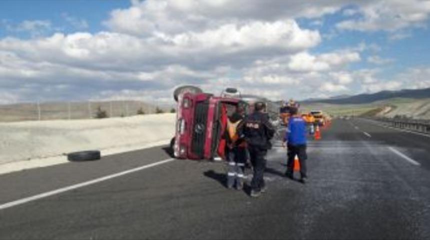 Niğde&rsquo;de S&uuml;t Kamyonu Devrildi S&uuml;r&uuml;c&uuml; Yaralandı