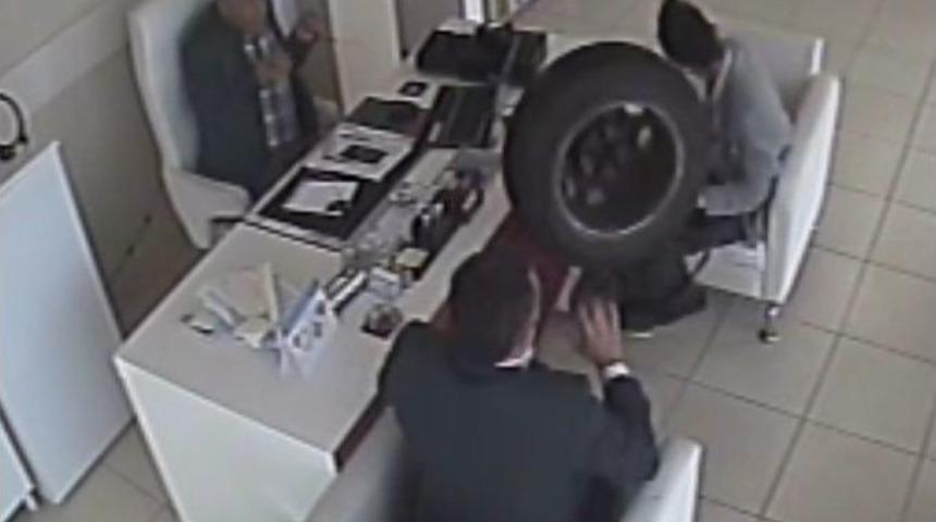 Eczanede Oturanlara Otomobil Tekerleği Çarptı