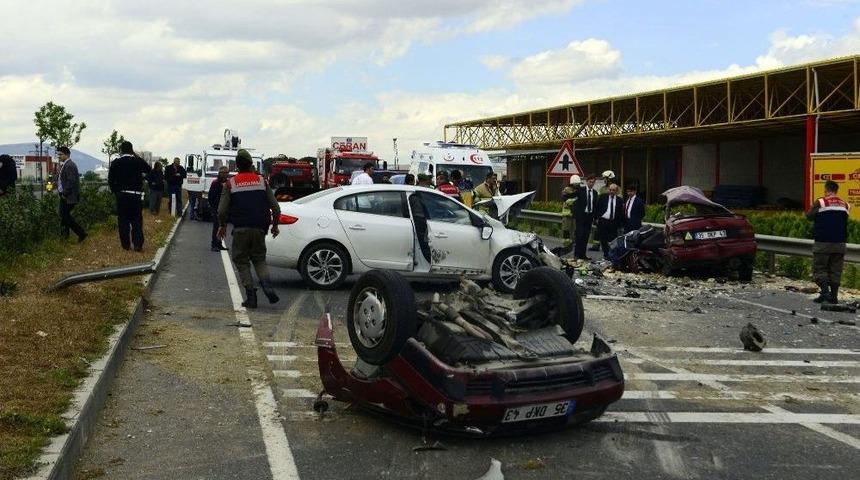 Otomobil İkiye Ayrıldı: 1 &Ouml;l&uuml;, 3 Yaralı