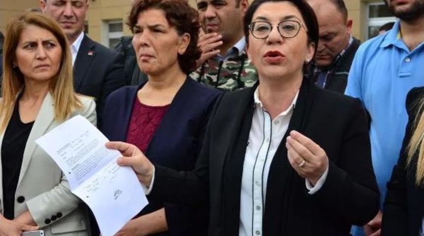 Manisa'da Chp'lilerden M&uuml;h&uuml;rs&uuml;z Oy Pusulası Eylemi