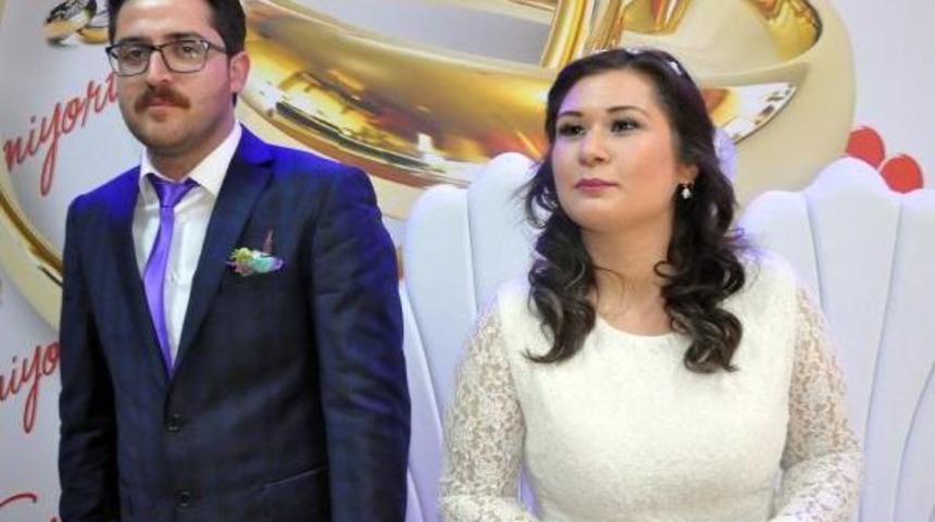 Belediye Başkanvekili Vali Ilk Defa Nikah Kıydı