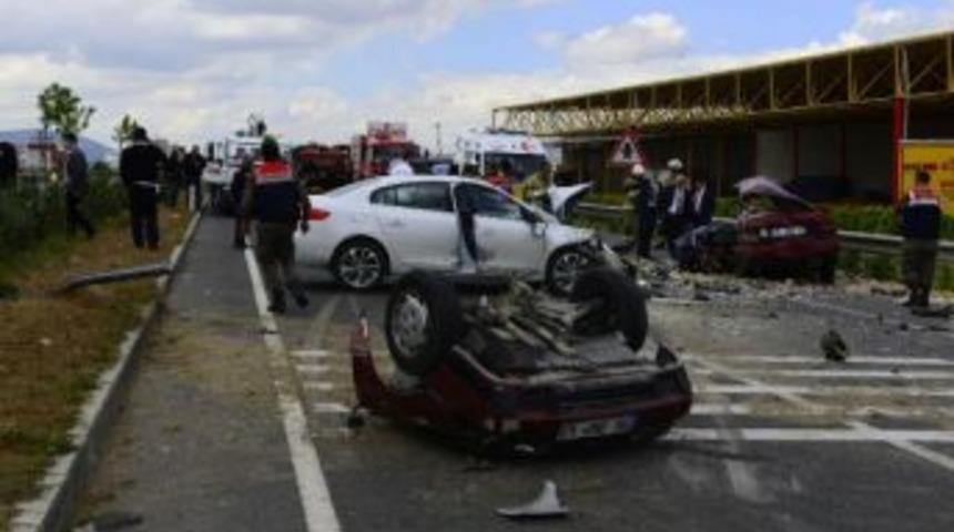 İki Otomobil &Ccedil;arpıştı: 1 &Ouml;l&uuml;, 3 Yaralı