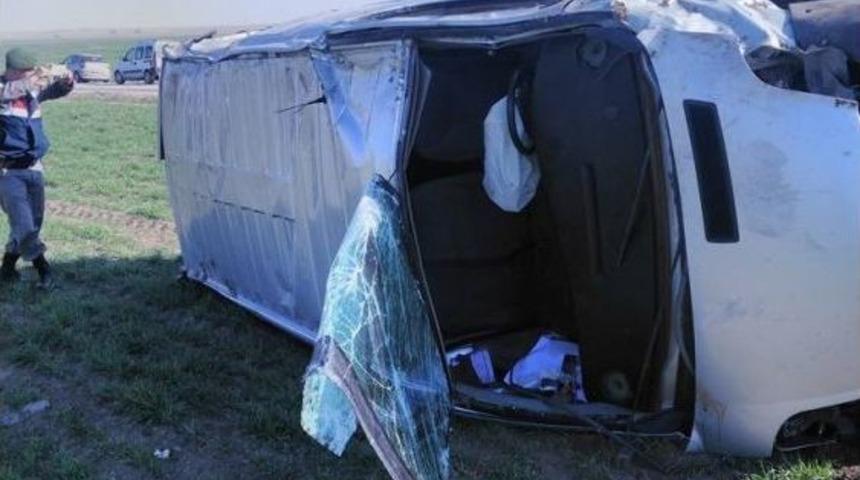 Minib&uuml;s Devrildi: 1 &Ouml;l&uuml;, 4 Yaralı