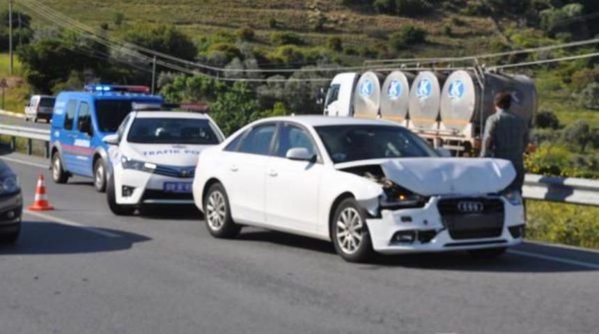 &Ccedil;arpışan Iki Otomobilden Biri Şarampole Yuvarlandı: 1 &Ouml;l&uuml; 4 Yaralı