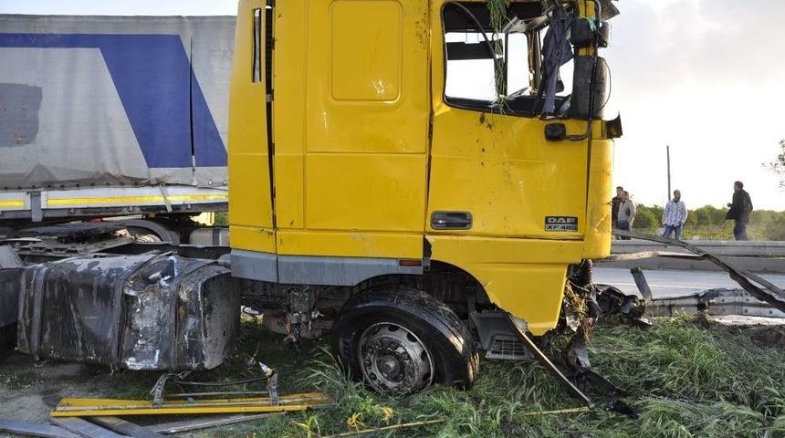 Hatay&rsquo;da Tır K&ouml;pr&uuml;n&uuml;n &Uuml;zerinden Dereye U&ccedil;tu