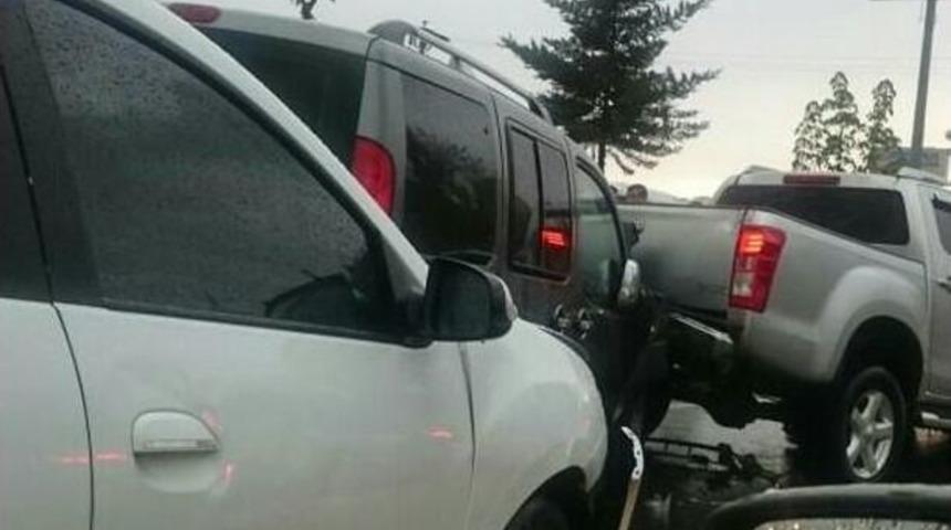 Kayganlaşan Yolda Zincirleme Kaza