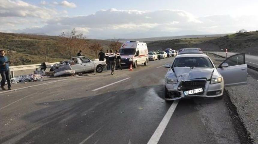 Otomobil, Kamyonete &Ccedil;arptı: 8 Yaralı