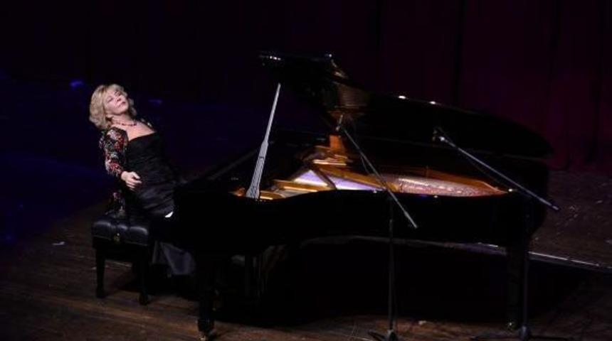 G&uuml;lsin Onay, Piyanosuyla B&uuml;y&uuml;ledi