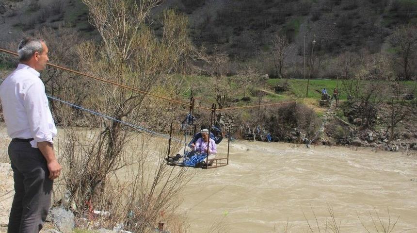 Zap Suyu K&ouml;pr&uuml;leri Yutunca Devreye Teleferik Girdi