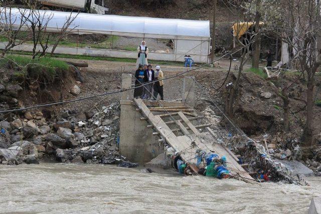 Zap Suyu Köprüleri Yutunca Devreye Teleferik Girdi