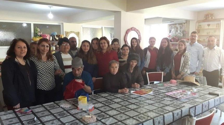 Ayvalık&rsquo;ta Şehit &Ouml;mer Halisdemir &Ccedil;ok Programlı Lisesi &Ouml;ğrencilerinden Engellilere Ziyaret