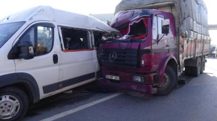 Kamyon, Servis Minib&uuml;s&uuml;ne &Ccedil;arptı: 5 Yaralı