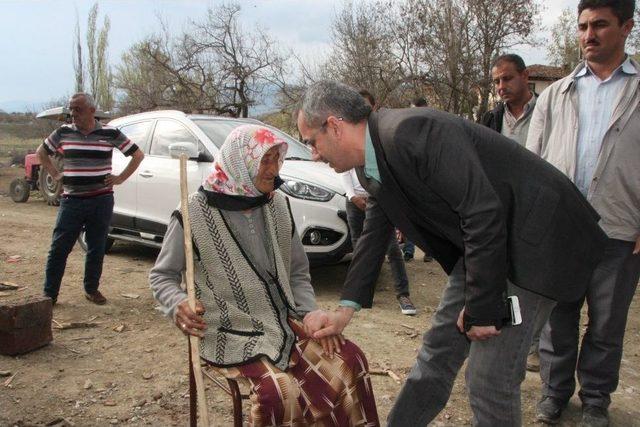 Tosya Kaymakamı Pişkin, Evi Yanan Aileyi Ziyaret Etti